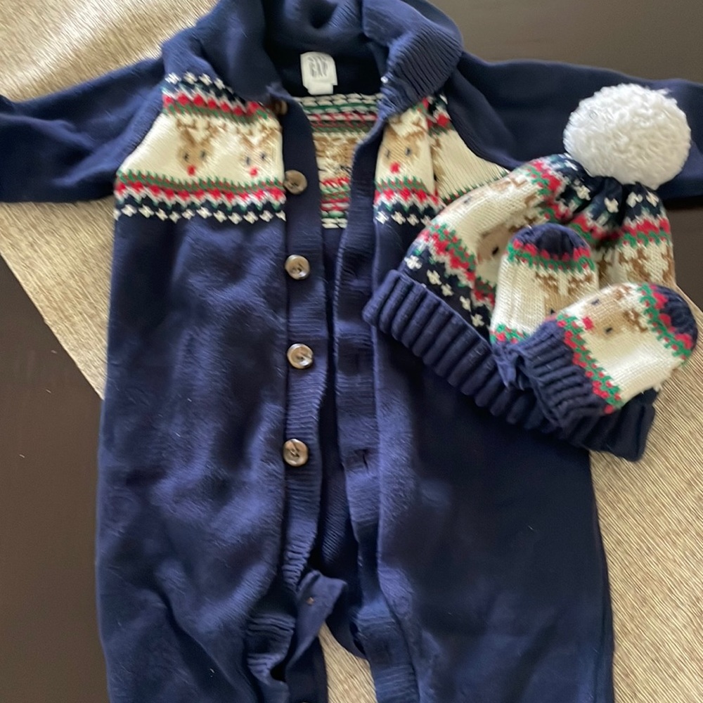 Baby gap Christmas outfit with hat and mittens size 12-18 months